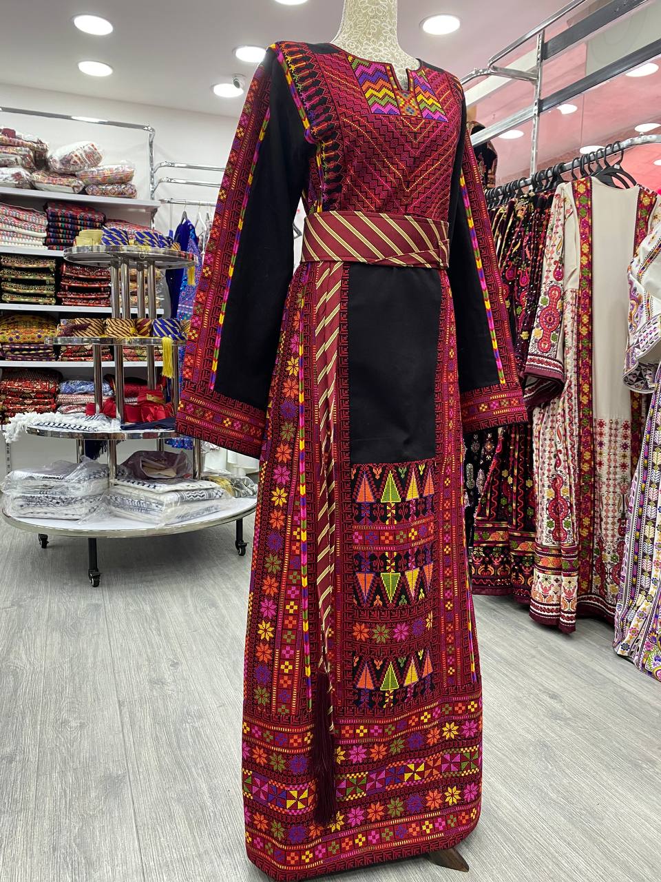Nouveau Thobe Etameen noir avec couleur traditionnelle
