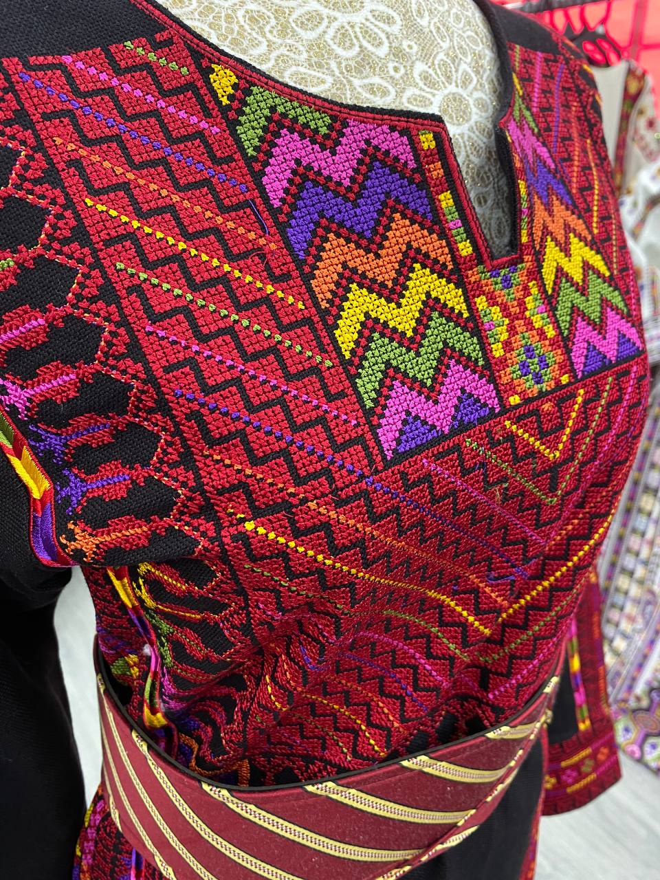 Nouveau Thobe Etameen noir avec couleur traditionnelle