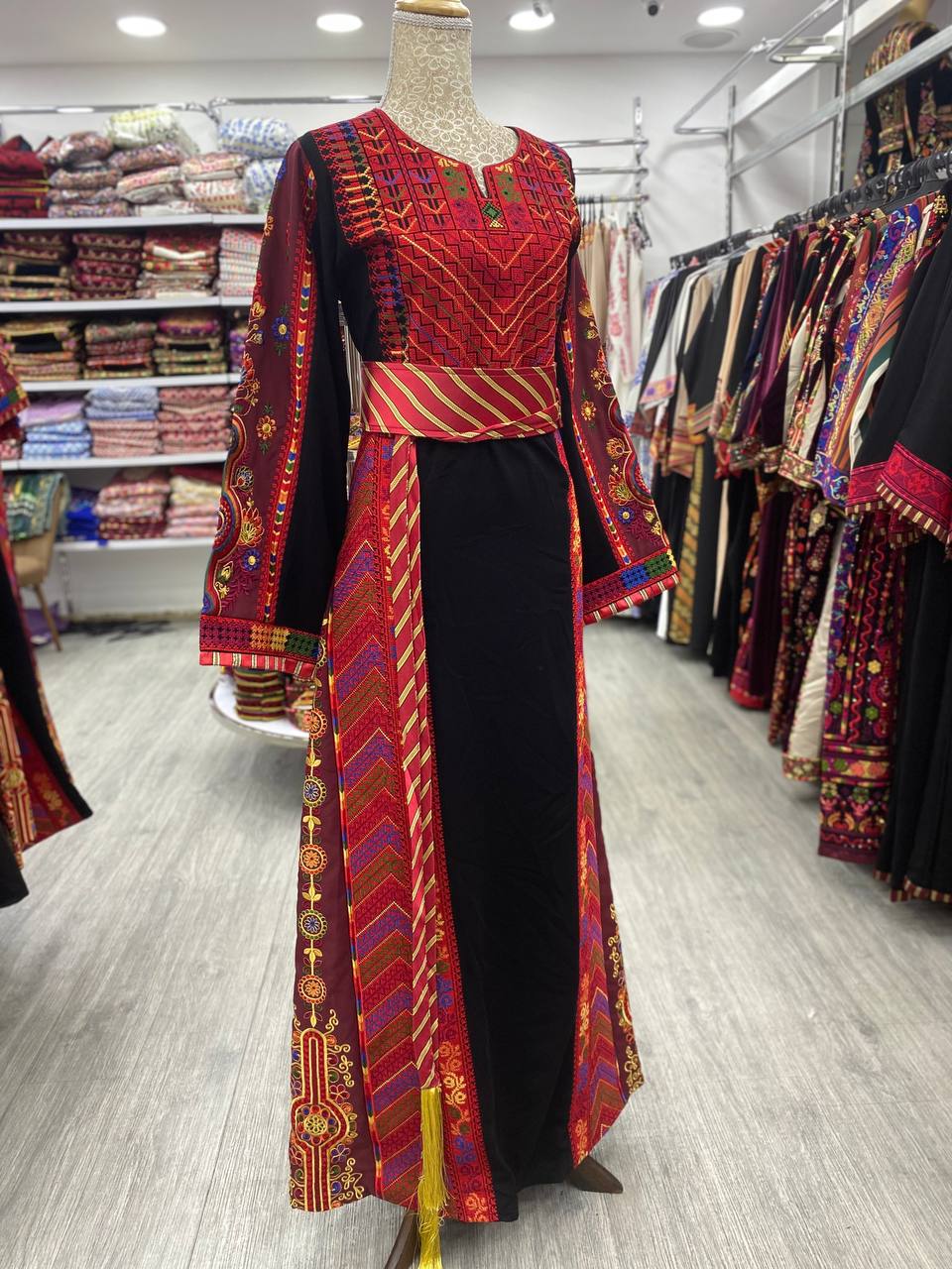 Nouveau Thobe noir avec des couleurs rouges traditionnelles