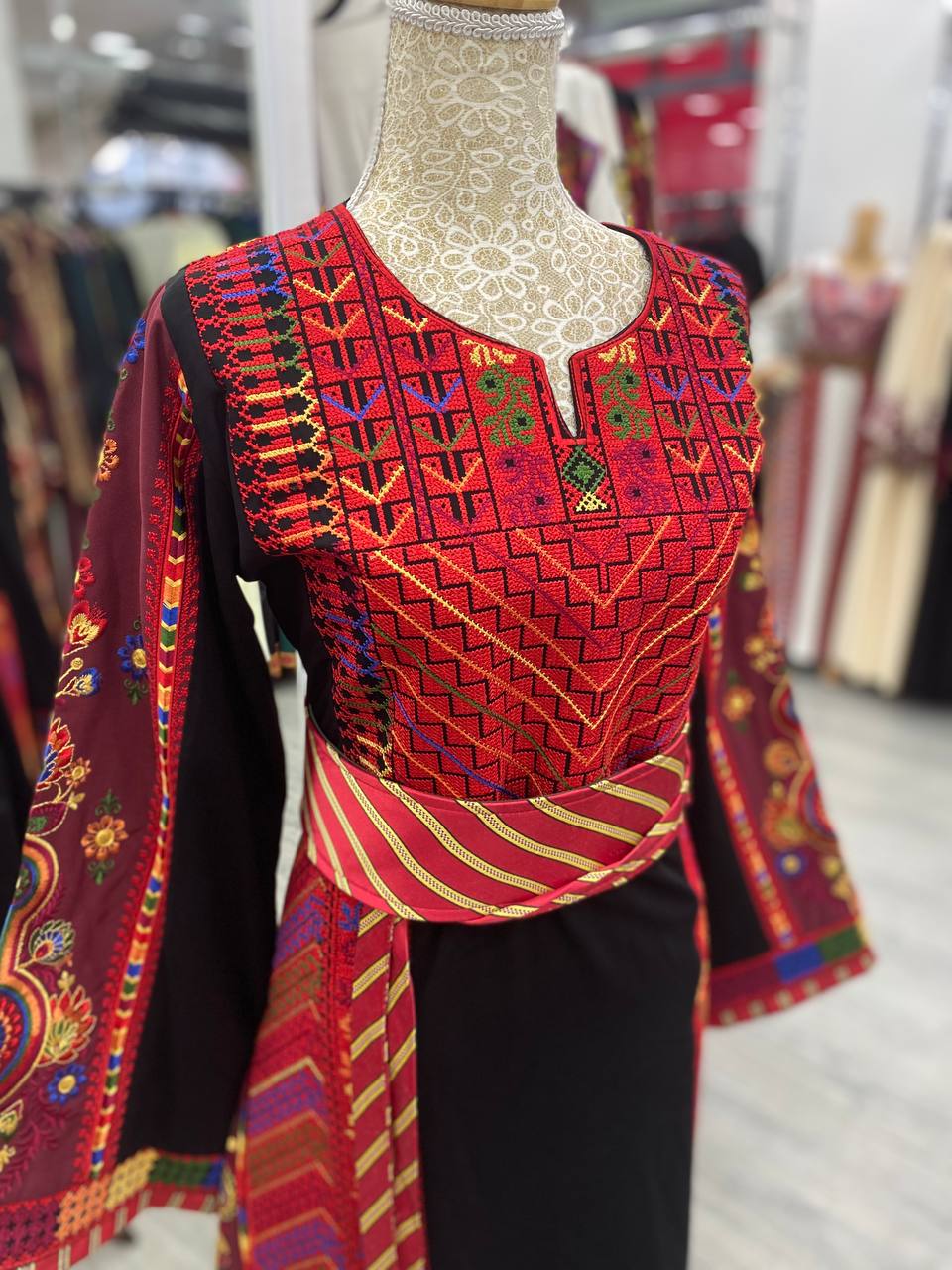 Nouveau Thobe noir avec des couleurs rouges traditionnelles
