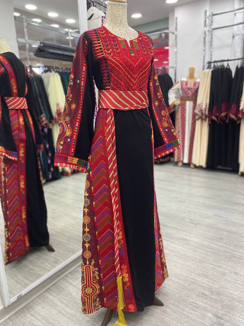 Nouveau Thobe noir avec des couleurs rouges traditionnelles