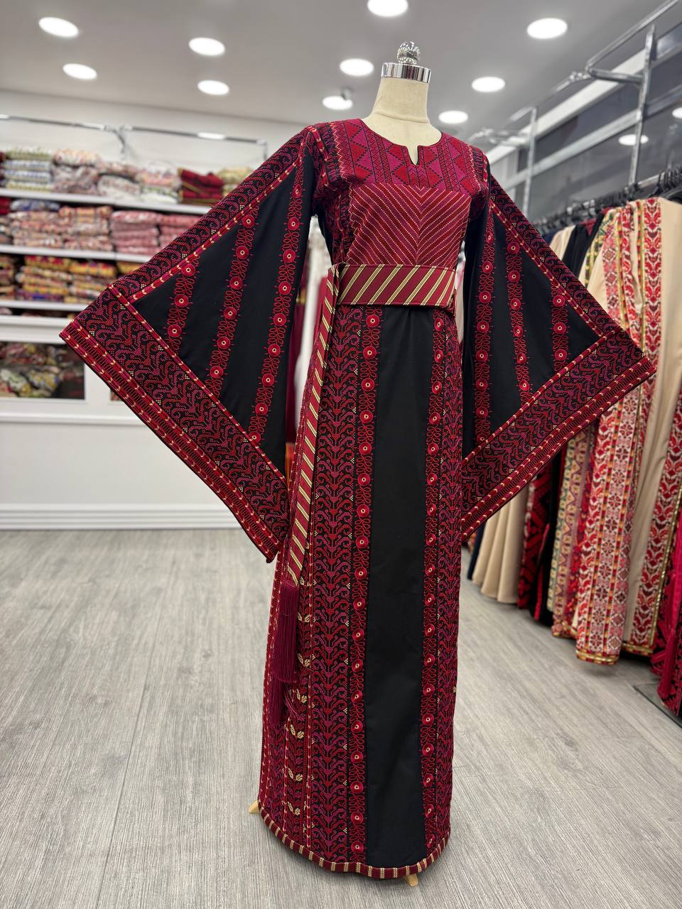 Nouveau Thobe en étameen noir à broderies lourdes