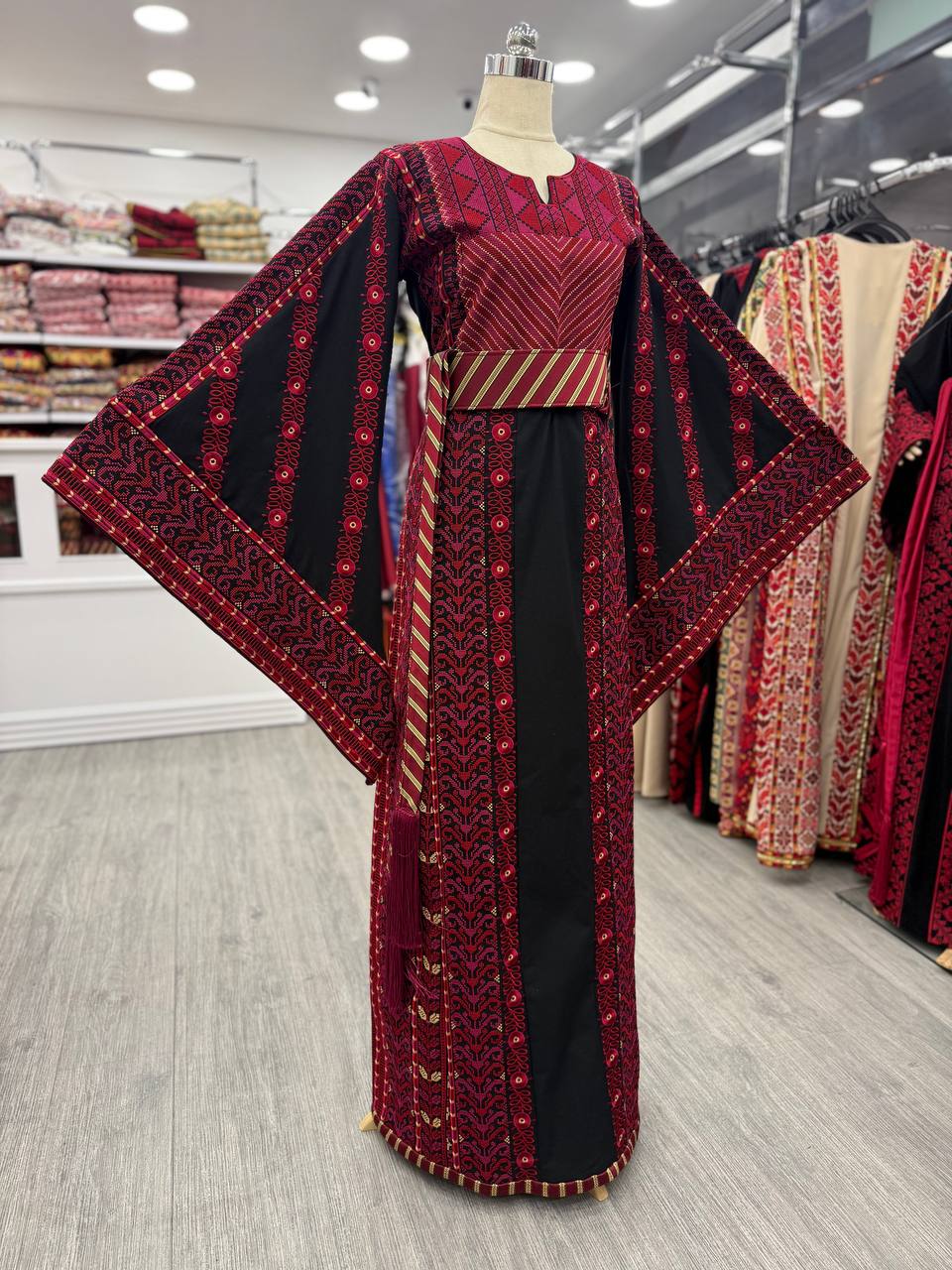 Nouveau Thobe en étameen noir à broderies lourdes