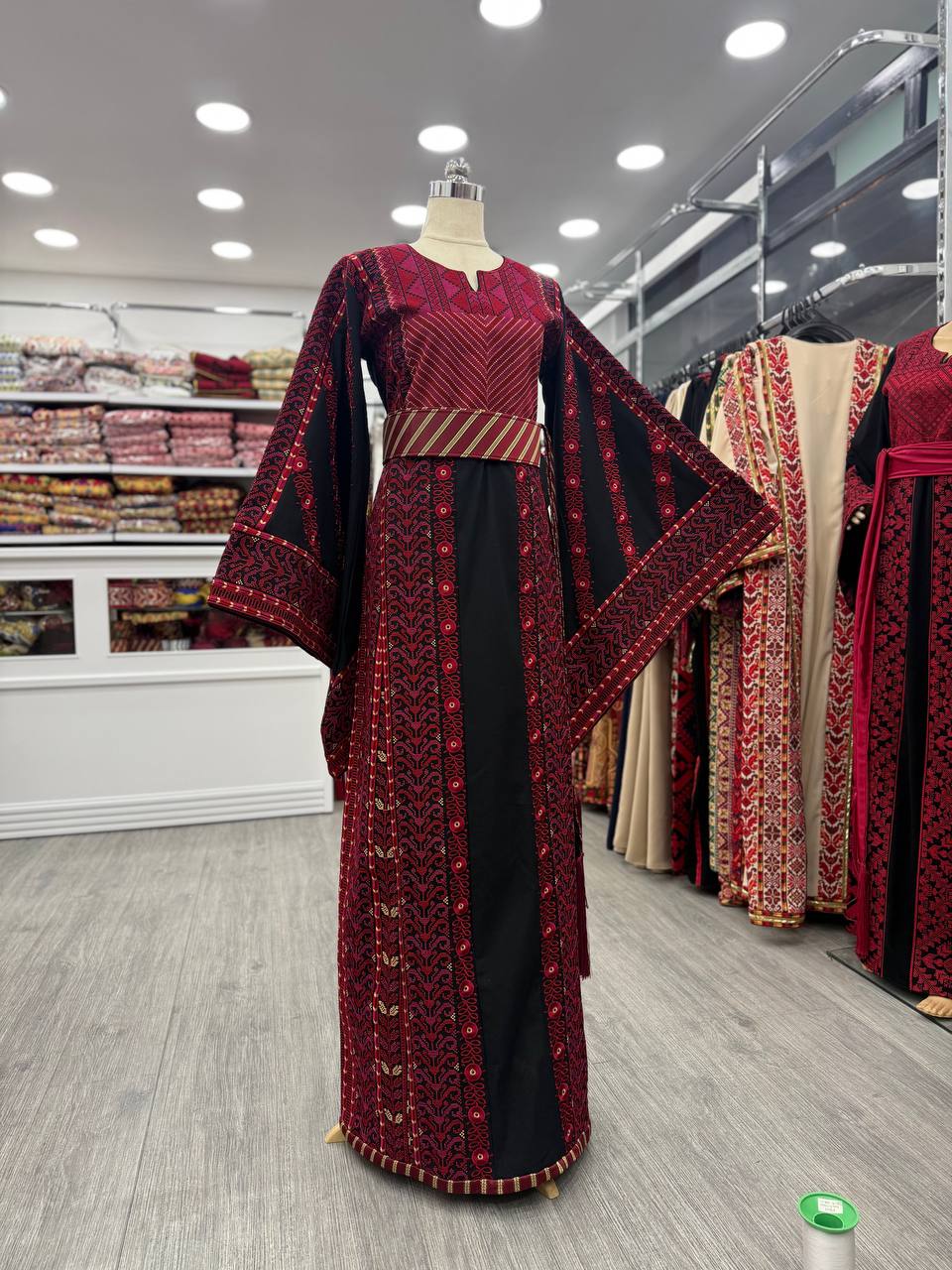 Nouveau Thobe en étameen noir à broderies lourdes