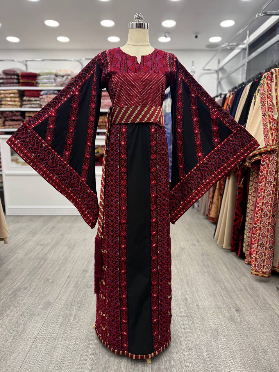 Nouveau Thobe en étameen noir à broderies lourdes